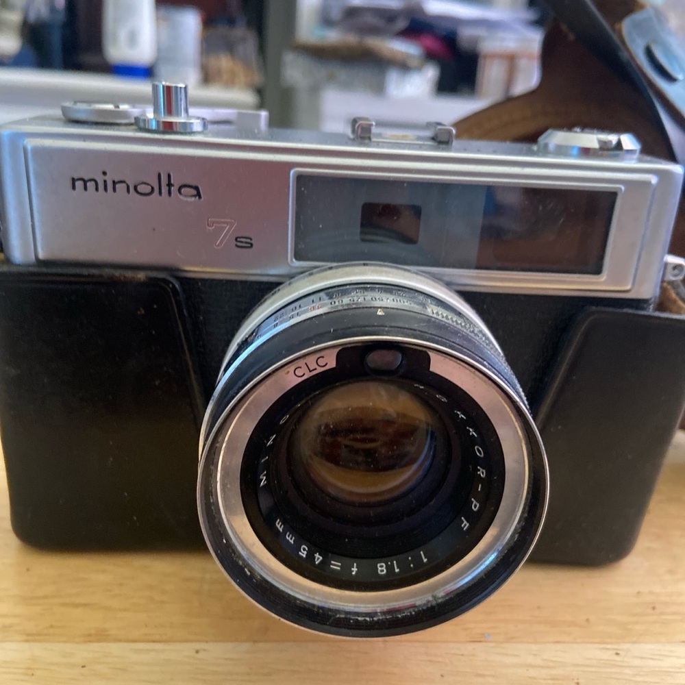 Minolta 7s Black and Silver Camera